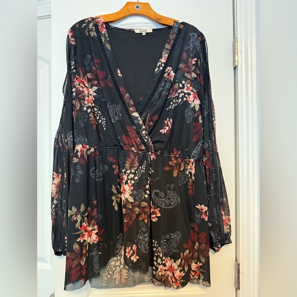 gimmicks by BKE | Tops | Black Floral V Neck Top | Poshmark